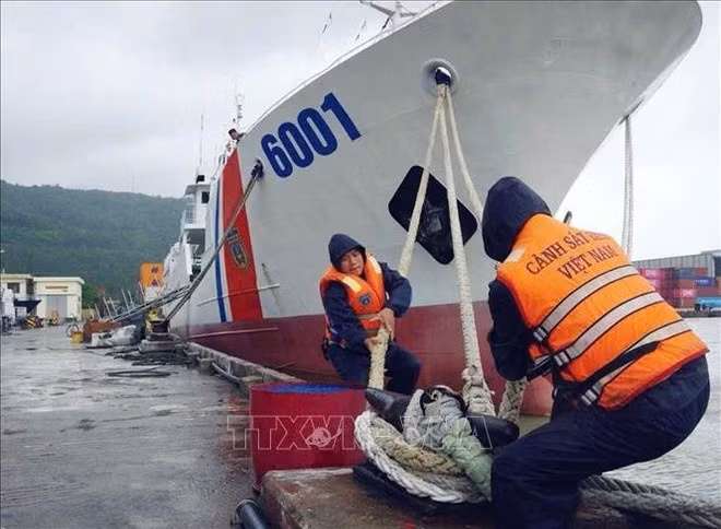 Les navires de la Garde-côtière sont amarrés au port avec des câbles de sécurité. Photo : VNA