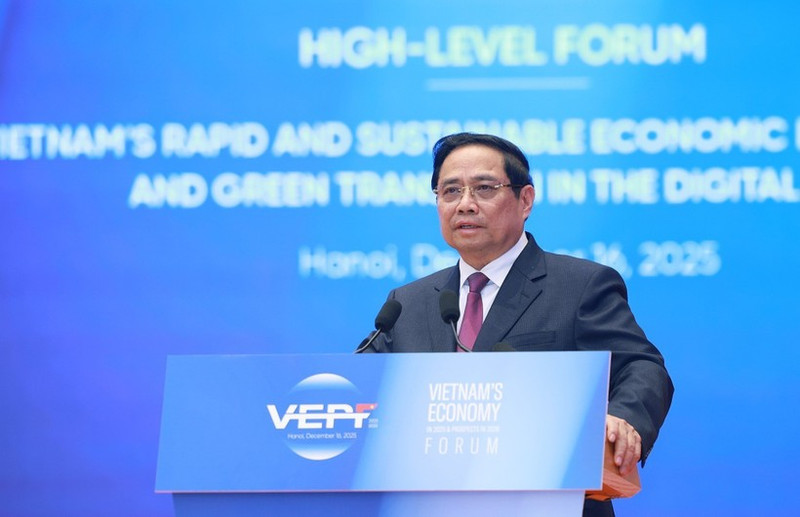 Le Premier ministre Pham Minh Chinh prend la parole lors du Forum économique du Vietnam 2025, perspectives 2026. Photo : VNA. 