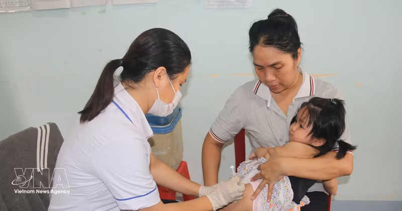 Une petite fille de la commune d'An Thanh Thuy, province de Dong Thap, est injectée le vaccin antipoliomyélitique inactivé. Photo : VNA. 