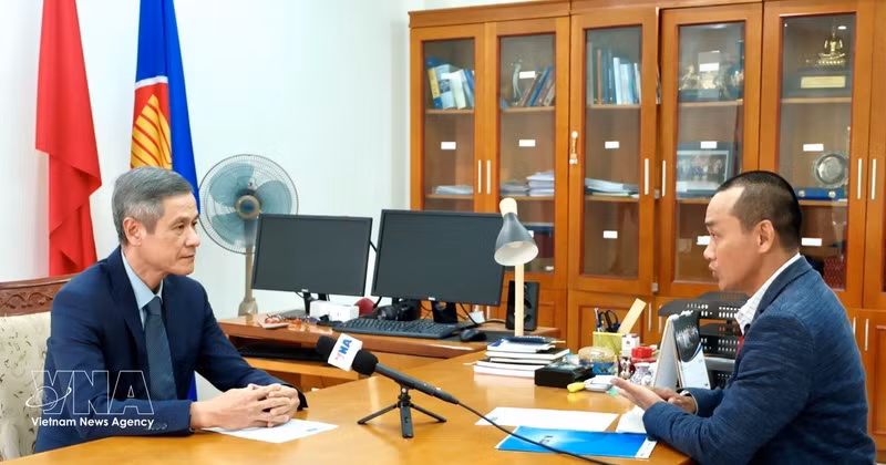 L’ambassadeur du Vietnam au Royaume du Cambodge, Nguyen Minh Vu (à gauche), répond aux questions d’un journaliste de la VNA. Photo : VNA. 