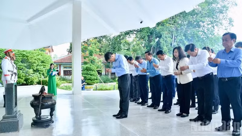 Le Premier ministre Le Minh Hung rend un hommage solennel en offrant de l’encens devant le tombeau de Nguyen Sinh Sac. (Photo : Thanh Giang)