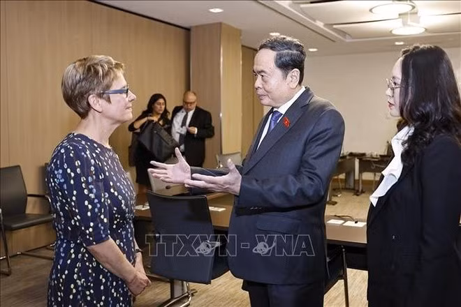 le président de l’Assemblée nationale du Vietnam, Tran Thanh Man, et Raymonde Gagné, présidente du Sénat du Canada. Photo : VNA.