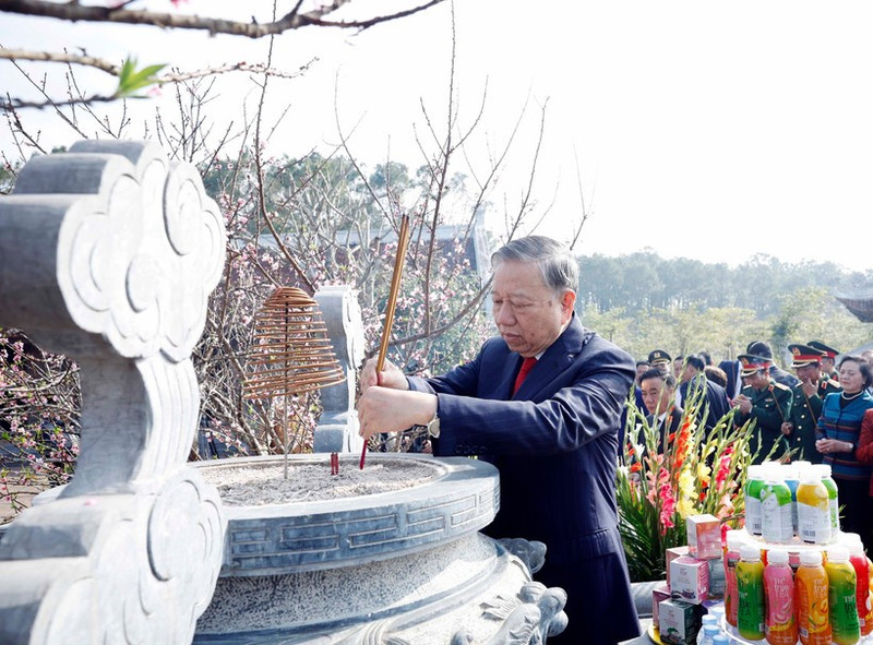 Le secrétaire général To Lam offre de l'encens au temple de Chung Son, dédié aux ancêtres du Président Ho Chi Minh. Photo : VNA.