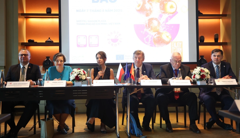L’ambassadrice de Pologne au Vietnam, aux côtés de représentants polonais, préside la conférence de presse. Photo : VOV.