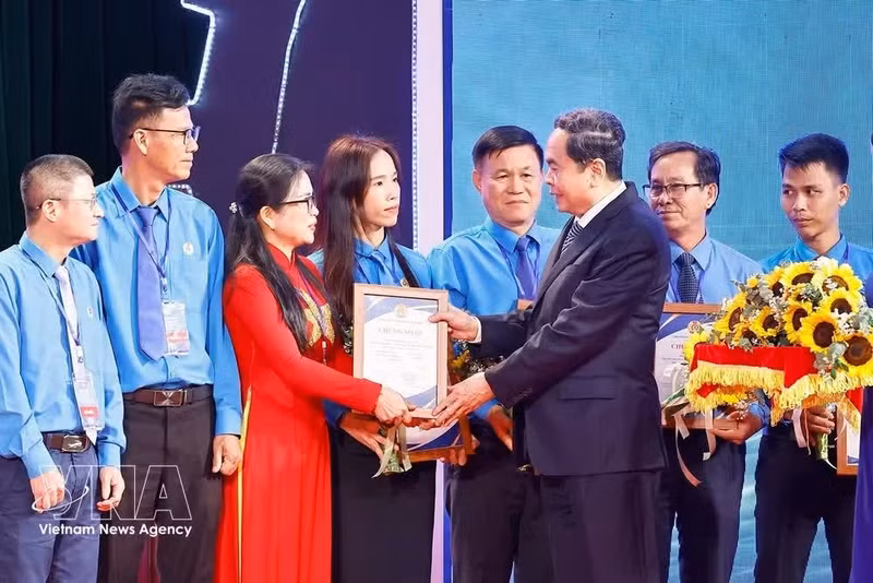 Le président de l'Assemblée nationale, Trân Thanh Mân, a remis des certificats et félicité les présidents de syndicats à l'échelon de base les plus méritants. Photo: VNA