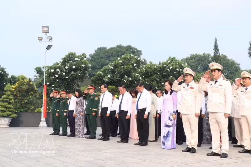 La délégation de haut rang de Ho Chi Minh-Ville observe une minute de silence à la mémoire des Mères héroïnes vietnamiennes et des Héros morts pour la Patrie au cimetière des Héros morts pour la Patrie de la ville (Colline sans nom). Photo: VNA