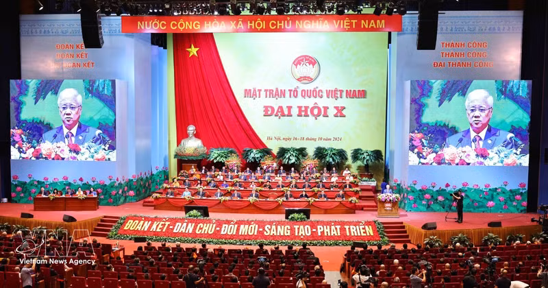 Séance d'ouverture du 10e Congrès du Front de la Patrie du Vietnam. Photo d'archives de la VNA 