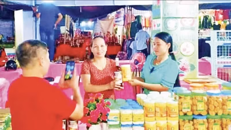 La coopérative agricole Vân Di promeut activement ses produits sur les plateformes de commerce électronique. Photo : Mai Van.