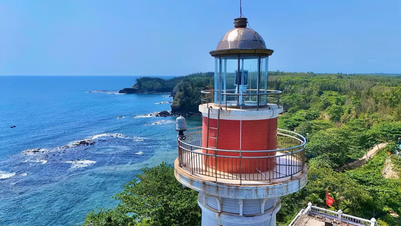 Grâce à ses paysages uniques et à la vue panoramique qu’il offre, le phare contribue à promouvoir le tourisme de Quang Ngai.