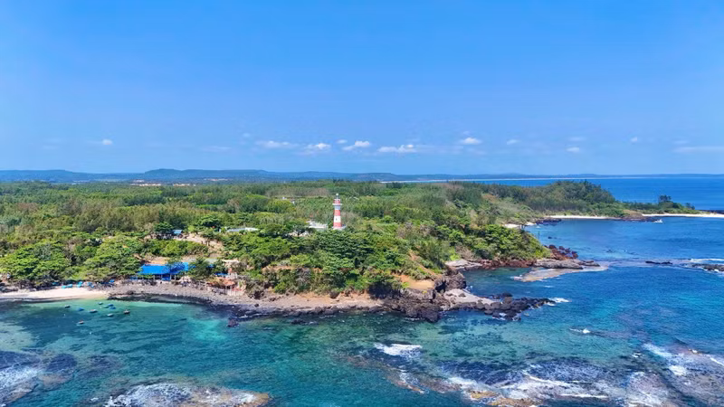 Le phare de Ba Lang An, un point de repère emblématique en bord de mer.