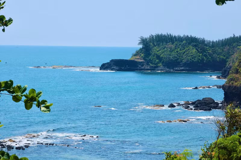 Vue aérienne des strates rocheuses qui épousent le littoral, offrant un paysage changeant au rythme des marées.
