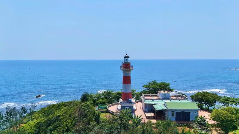 La pointe de Ba Lang An, formée de falaises volcaniques, présente une géologie rare le long du littoral vietnamien. Le nom du site provient de trois villages côtiers : Van An, An Chuan et An Hai ; dans certains documents, il est également désigné sous le nom de Batangan.