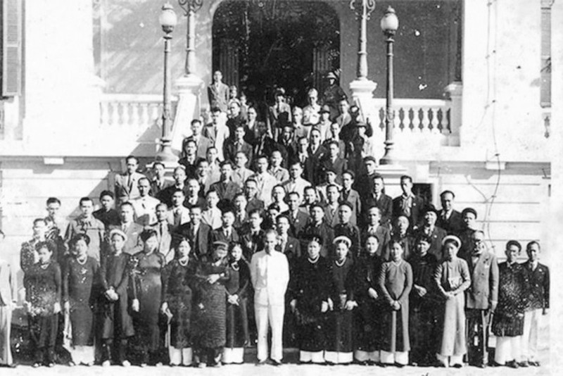Le président Ho Chi Minh aux côtés des entrepreneurs hanoïens devant le Palais du Tonkin, le 18 septembre 1945. Photo d’archives.