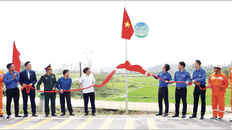 Cérémonie d’inauguration de la route « Éclairer les routes rurales » dans la province de Ha Tinh, dans le cadre du Mois de la jeunesse 2026. Photo : Linh Phan