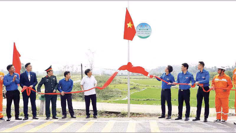 Cérémonie d’inauguration de la route « Éclairer les routes rurales » dans la province de Ha Tinh, dans le cadre du Mois de la jeunesse 2026. Photo : Linh Phan