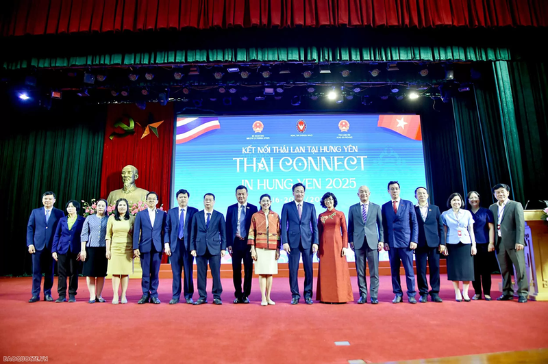Le secrétaire du Parti de Hung Yen, Nguyen Huu Nghia, l’ambassadrice de Thaïlande au Vietnam, Urawadee Sriphiromya, et la directrice du Département des affaires extérieures, Le Thi Hong Van, entourés des participants du forum économique « Connecter la Thaïlande à Hung Yen ». 