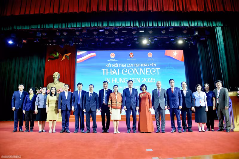 Le secrétaire du Parti de Hung Yen, Nguyen Huu Nghia, l’ambassadrice de Thaïlande au Vietnam, Urawadee Sriphiromya, et la directrice du Département des affaires extérieures, Le Thi Hong Van, entourés des participants du forum économique « Connecter la Thaïlande à Hung Yen ». 