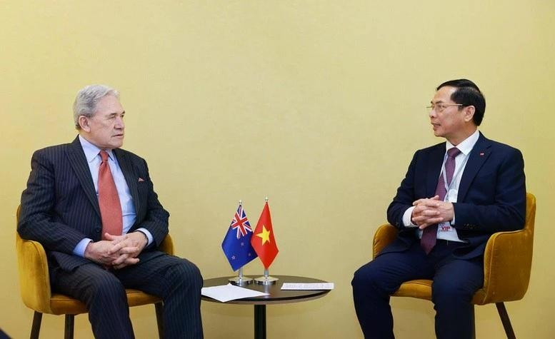 Le vice-Premier ministre et ministre des Affaires étrangères, Bui Thanh Son (à droite), reçoit le ministre néo-zélandais des Affaires étrangères, Winston Peters, en marge de la troisième Conférence des Nations Unies sur l’Océan (UNOC3) à Nice, en France. Photo : VGP. 