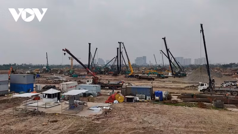 Outre le stade principal, le projet comprend des équipements annexes d’envergure, dont une esplanade extérieure et un parking de 18 hectares. Conçu selon les standards de la FIFA, l’équipement sera en mesure d’accueillir des compétitions internationales, y compris des matchs de Coupe du monde et des tournois régionaux.