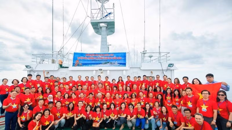 La délégation de Vietnamiens de l’étranger rend visite aux forces armées et aux habitants du district insulaire de Truong Sa ainsi qu’aux plateformes maritimes DK1 en 2024.