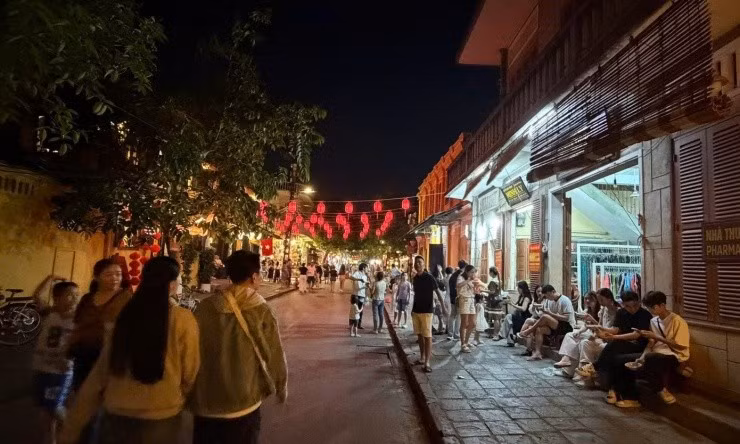 Un café utilise désormais le perron comme espace d’accueil, libérant le trottoir.