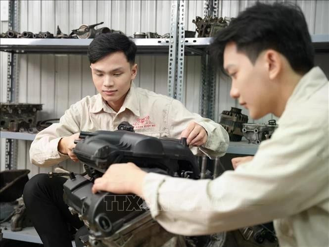 Des étudiants du Collège Viet My de Hanoï s’exercent à l’atelier automobile de l’établissement. Photo : VNA