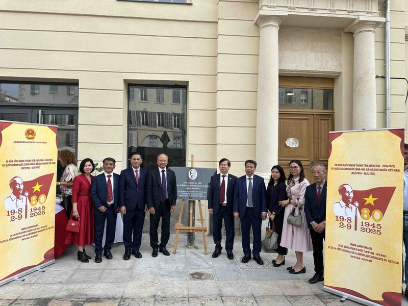 Cérémonie de réinstallation de la plaque commémorative dédiée au Président Ho Chi Minh sur la Place du journal La Marseillaise. Photo ; VNA. 
