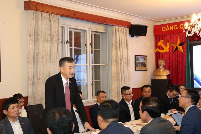 L'ambassadeur du Vietnam en République tchèque, Duong Hoai Nam lors de la conférence Photo : VNA. 