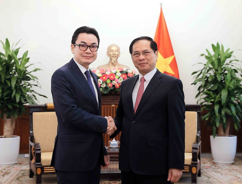 Le vice-Premier ministre et ministre des Affaires étrangères, Bui Thanh Son (droite), et le secrétaire d’État cambodgien, Ung Rachana. Photo: VNA 
