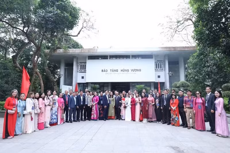 Une délégation de 60 Vietnamiens de la diaspora, originaires de 20 pays et territoires, a offert de l'encens en hommage aux rois Hùng. Photo : VNA 