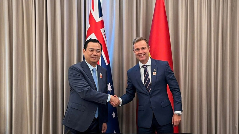 Le directeur général de l’Administration nationale du tourisme du Vietnam, Nguyen Trung Khanh, et Michael Helleman, chef du Bureau du tourisme et de l’économie touristique (Commission australienne du commerce et de l’investissement – Austrade).