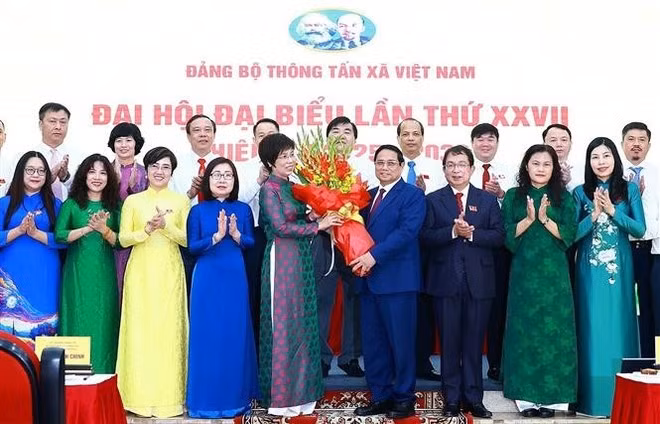Le Premier ministre Pham Minh Chinh offre des fleurs aux membres du Comité du Parti pour le 27e mandat. Photo : VNA.