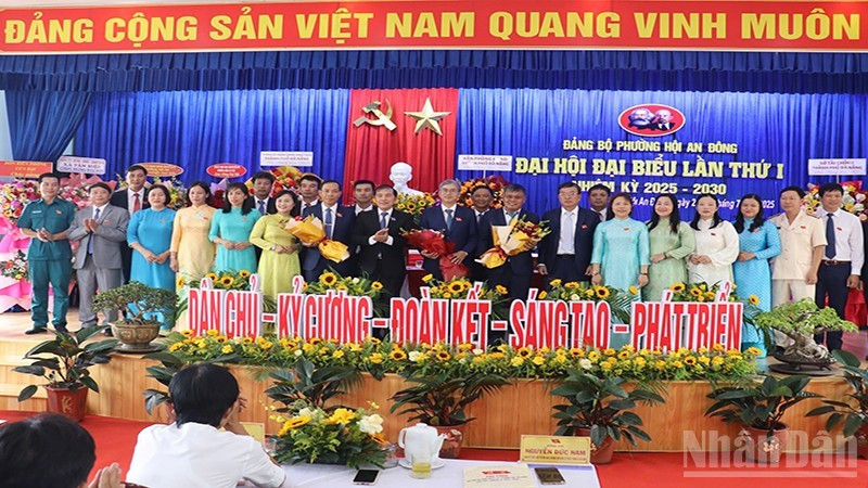Le comité du Parti de la commune de Hoi An Dong pour le mandat 2025-2030 prend officiellement ses fonctions. 