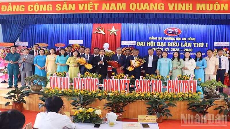 Le comité du Parti de la commune de Hoi An Dong pour le mandat 2025-2030 prend officiellement ses fonctions. 
