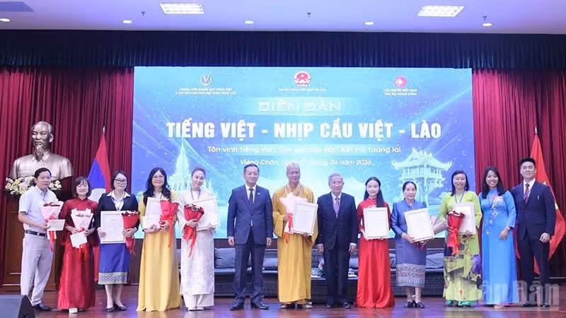 L’ambassadeur Nguyen Minh Tam rend hommage et exprime sa reconnaissance à des individus et collectifs ayant contribué activement à l’enseignement et à la promotion de la langue vietnamienne au Laos. 