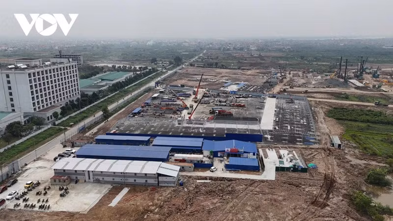 À proximité, le centre d’entraînement de football des jeunes du PVF continue de fonctionner normalement, illustrant la coexistence entre les activités en cours et ce chantier d’envergure.