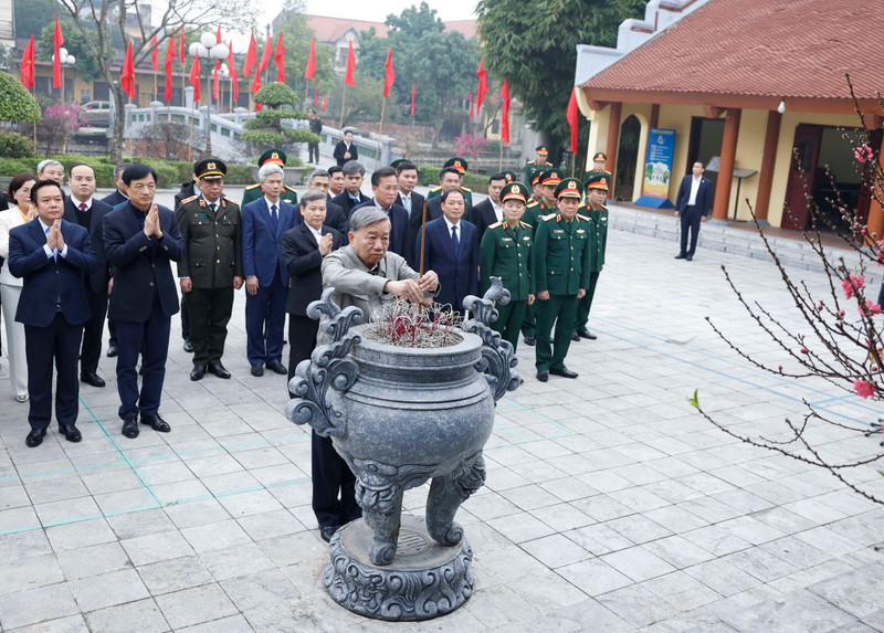 Le secrétaire général du Parti, To Lam, offre de l'encens en mémoire du feu leader du Parti Nguyen Van Linh. Photo : NDEL.