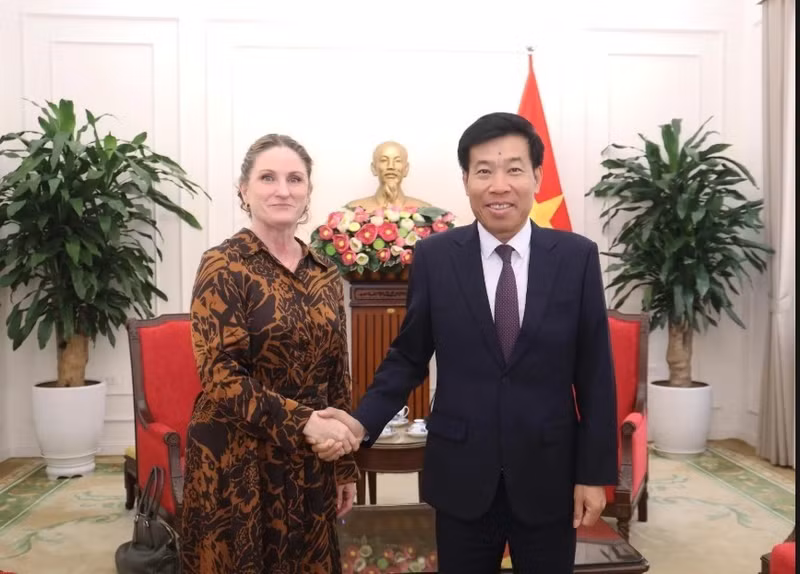 L’ambassadrice de Nouvelle-Zélande au Vietnam, Caroline Beresford, et le vice-ministre vietnamien des Affaires étrangères, Nguyen Manh Cuong. Photo: Journal "The gioi va Vietnam" (Le monde et le Vietnam) 