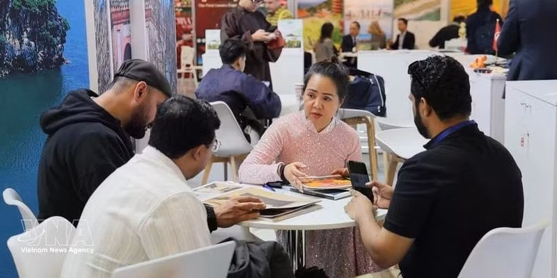 Un représentant d'une entreprise vietnamienne présente ses produits à l'ITB Berlin 2026. Photo : VNA 