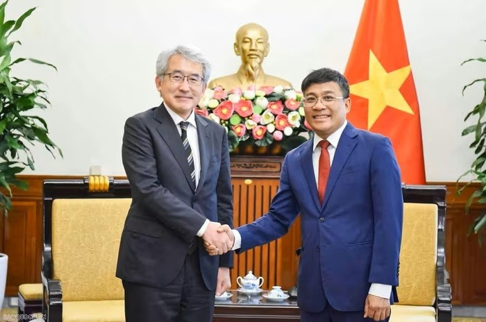 Le vice-ministre permanent des affaires étrangères, Nguyen Minh Vu, reçoit Hataeda Mikio, vice-président exécutif de l’Agence japonaise de coopération internationale (JICA). Photo : baoquocte. 