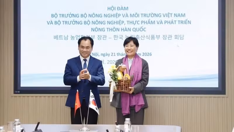 Le ministre Trinh Viet Hung offre des produits agricoles emblématiques du Vietnam à la ministre Song Mi-ryung.