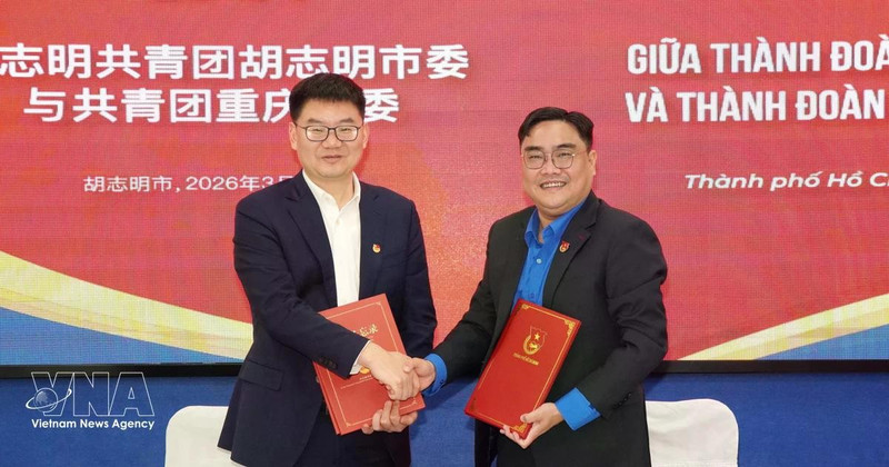 Signature du protocole d'accord de coopération entre L’antenne de l’Union de la jeunesse communiste Hô Chi Minh (UJCH) à Hô Chi Minh-Ville et le comité de la Ligue de la jeunesse communiste chinoise (LJCC) de Chongqing. Photo: VNA 