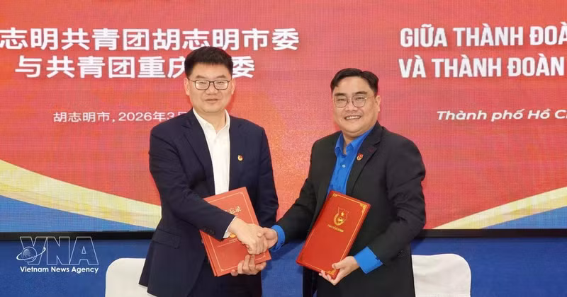 Signature du protocole d'accord de coopération entre L’antenne de l’Union de la jeunesse communiste Hô Chi Minh (UJCH) à Hô Chi Minh-Ville et le comité de la Ligue de la jeunesse communiste chinoise (LJCC) de Chongqing. Photo: VNA 