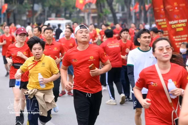 Une foule nombreuse participe à la Journée de course olympique 2026 « Pour la santé de tous – Pour la sécurité nationale ». Photo : VNA