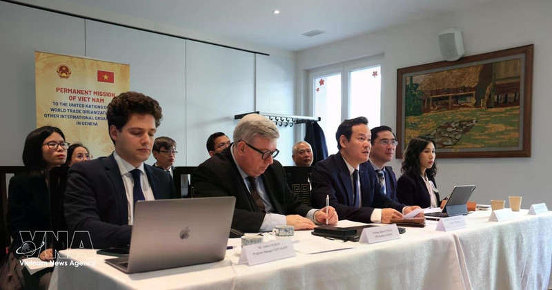 Des délégués participent à un séminaire à la Mission permanente du Vietnam à Genève. Photo : VNA 