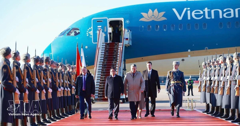 La cérémonie officielle d’accueil du Premier ministre Pham Minh Chinh s’est tenue solennellement à l’aéroport international Vnukovo 2. Photo : VNA 