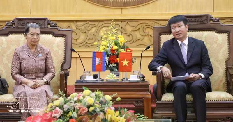 La présidente du Conseil national du Front de solidarité pour le développement de la patrie du Cambodge, Men Sam An et le secrétaire du Comité provincial du Parti de Ninh Binh, Tran Huy Tuan. Photo: VNA 