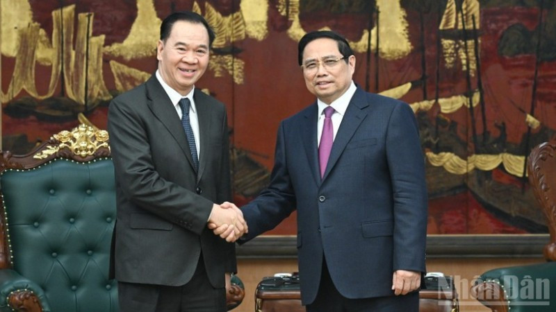 Le Premier ministre Pham Minh Chinh (droite) et le ministre lao de l’Éducation et des Sports, Thongsalith Mangnormek. Photo : nhandan.vn