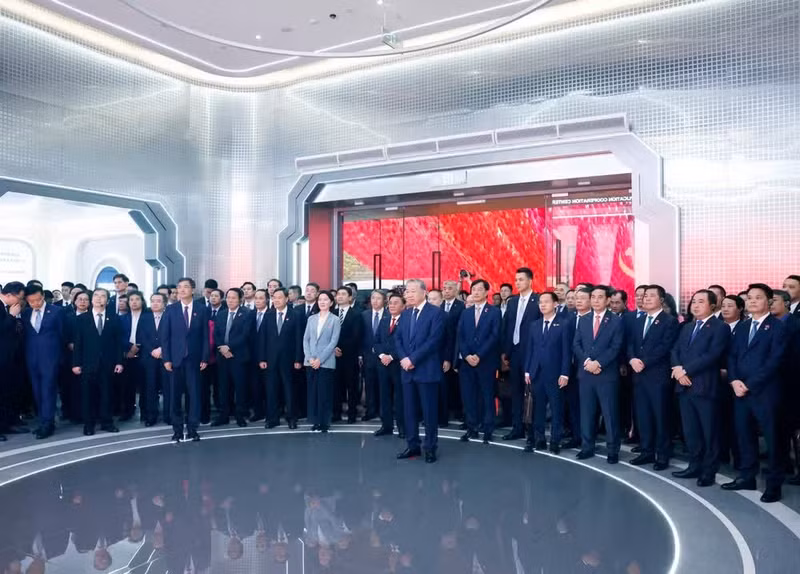 Le haut dirigeant Tô Lâm et la haute délégation vietnamienne en visite au Centre Chine–ASEAN de coopération pour l’innovation en intelligence artificielle à Nanning. Photo : VNA. 