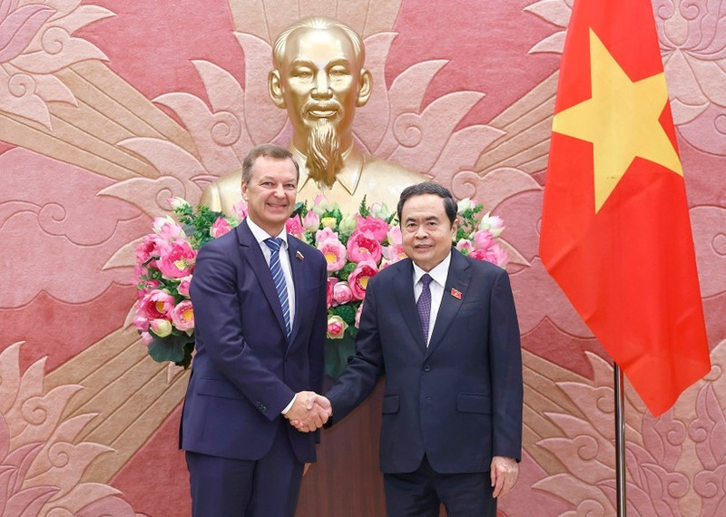 Le président de l'Assemblée nationale (AN), Tran Thanh Man (droite) rencontre le premier vice-président du Conseil de la Fédération de Russie, Andrey Vladimirovich Yatskin. Photo : VNA. 